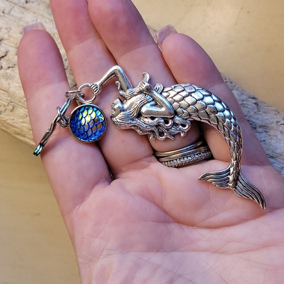 Mermaid Keychain with Iridescent Fin Bubble Charm - Picture 3 of 4